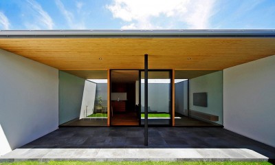 【ushida】シンプル美を極めた平屋のコートハウス (中庭)