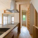 千代ヶ丘の家　減築でゆったり暮らす木の家｜改修の写真 キッチンから伸びたコンパクトな裏動線