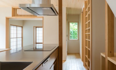 キッチンから伸びたコンパクトな裏動線｜千代ヶ丘の家　減築でゆったり暮らす木の家｜改修