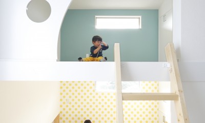 子どもも大人も回れる家　〜東京都青梅市〜 (中２階ー２階ーロフトの３層構造の子ども室)