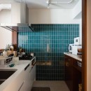 ヴィンテージ家具が似合うメゾネットの贅沢な空間の写真 タイルにこだわったキッチン