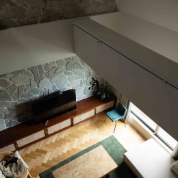 ヴィンテージ家具が似合うメゾネットの贅沢な空間 (タテに伸びる空間の開放感を贅沢に。)