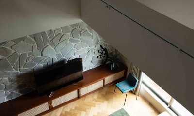 タテに伸びる空間の開放感を贅沢に。｜ヴィンテージ家具が似合うメゾネットの贅沢な空間