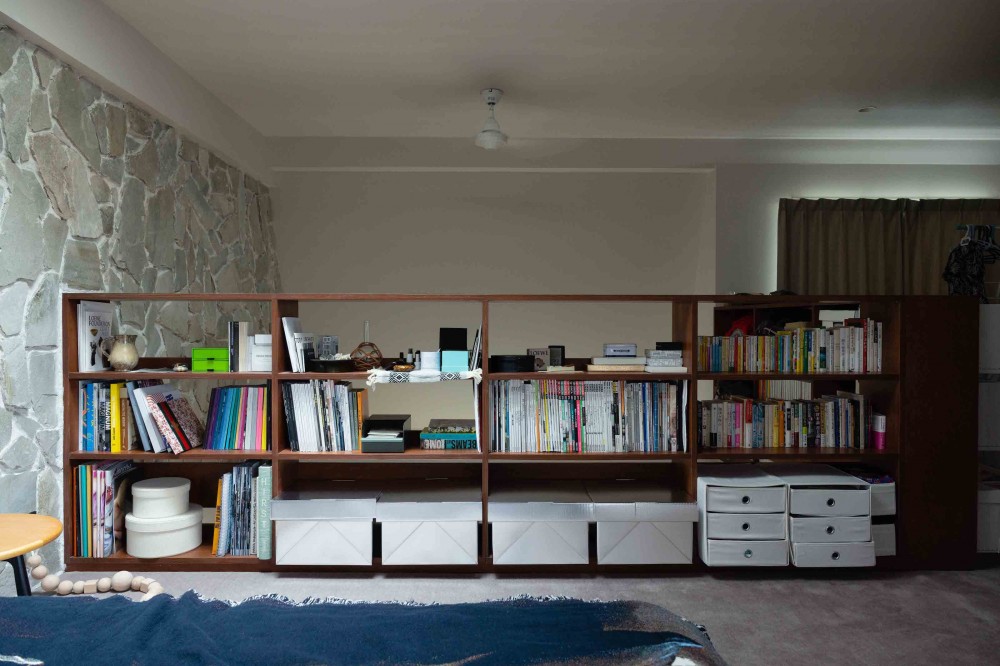 ヴィンテージ家具が似合うメゾネットの贅沢な空間 (造作した本棚が手摺の代わり！)