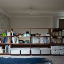 ヴィンテージ家具が似合うメゾネットの贅沢な空間の写真 造作した本棚が手摺の代わり！