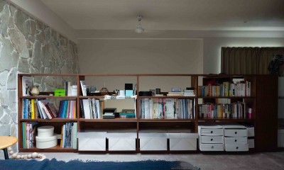 ヴィンテージ家具が似合うメゾネットの贅沢な空間 (造作した本棚が手摺の代わり！)