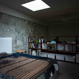 ヴィンテージ家具が似合うメゾネットの贅沢な空間 (天井のトップライトからの光は太陽の動きに合わせて光の帯が移動していく。)