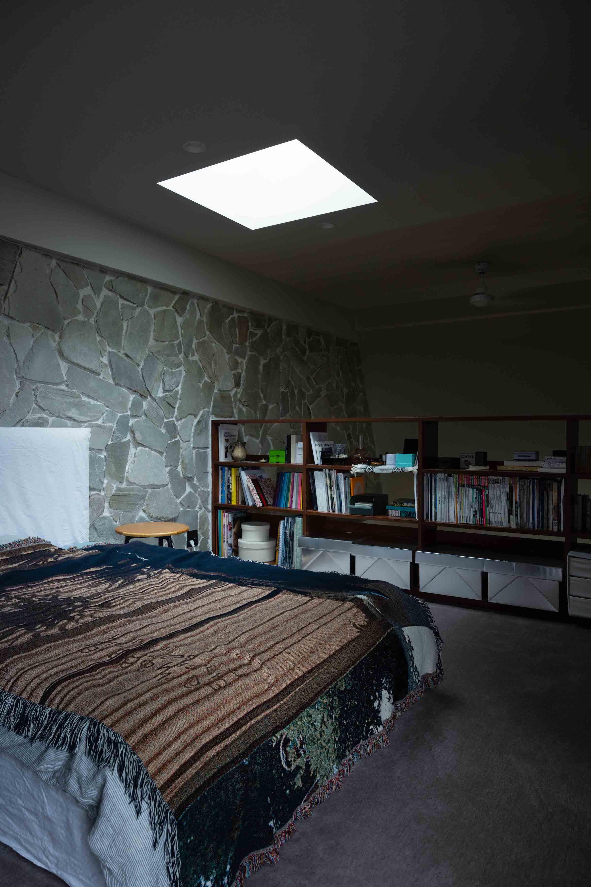 ベッドルーム事例：天井のトップライトからの光は太陽の動きに合わせて光の帯が移動していく。（ヴィンテージ家具が似合うメゾネットの贅沢な空間）