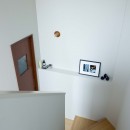 ヴィンテージ家具が似合うメゾネットの贅沢な空間の写真 階段のニッチには好きな写真家の作品を飾る。