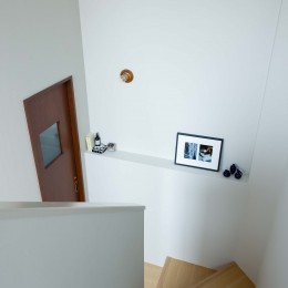 ヴィンテージ家具が似合うメゾネットの贅沢な空間 (階段のニッチには好きな写真家の作品を飾る。)
