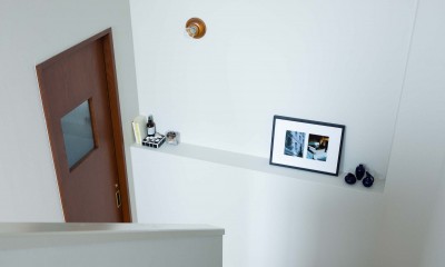 ヴィンテージ家具が似合うメゾネットの贅沢な空間 (階段のニッチには好きな写真家の作品を飾る。)