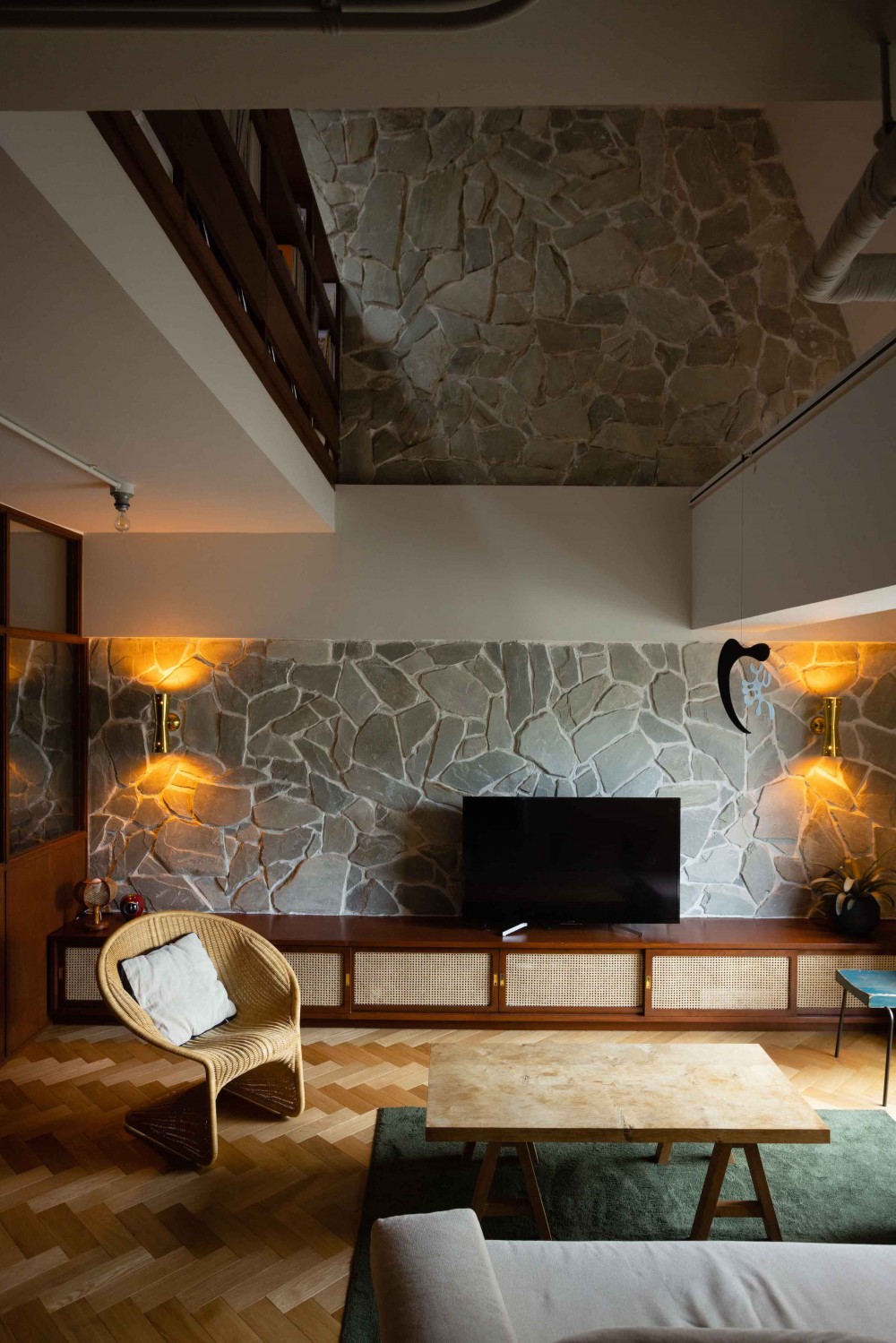 ヴィンテージ家具が似合うメゾネットの贅沢な空間 (吹き抜けと壁が特徴的なリビング。)