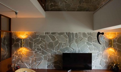 吹き抜けと壁が特徴的なリビング。｜ヴィンテージ家具が似合うメゾネットの贅沢な空間