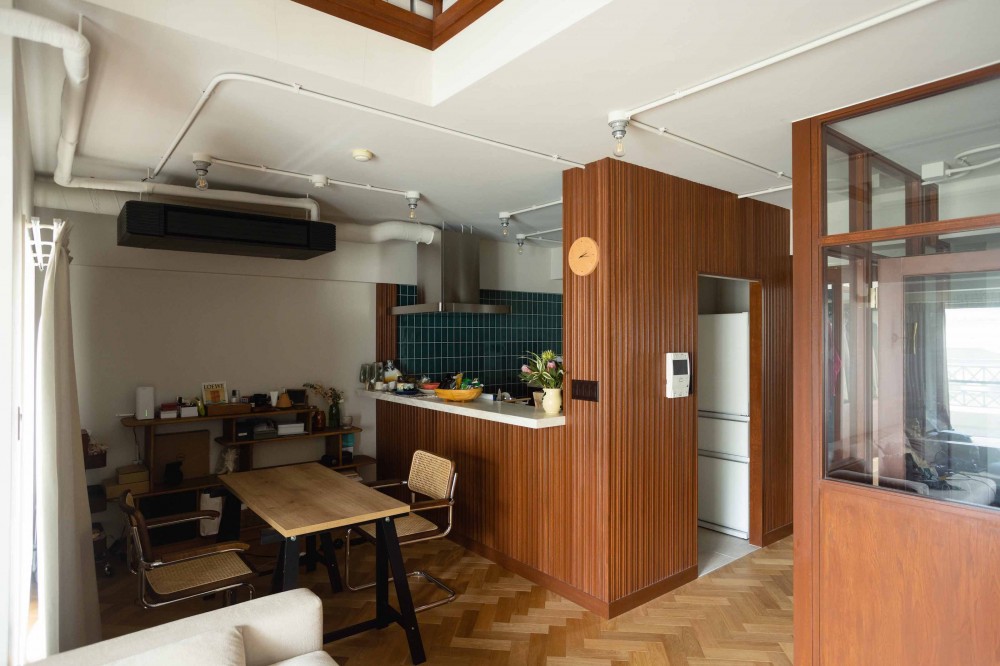 ヴィンテージ家具が似合うメゾネットの贅沢な空間 (コペンハーゲンリブのカウンターがデシャップ代わり。)