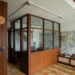 ヴィンテージ家具が似合うメゾネットの贅沢な空間 (LDKの一角にあるのはガラスで仕切った子供部屋。)