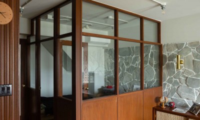 ヴィンテージ家具が似合うメゾネットの贅沢な空間 (LDKの一角にあるのはガラスで仕切った子供部屋。)