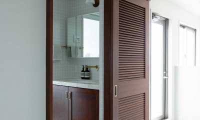 洗面室はルーバードアで風の通り道をつくる。｜ヴィンテージ家具が似合うメゾネットの贅沢な空間