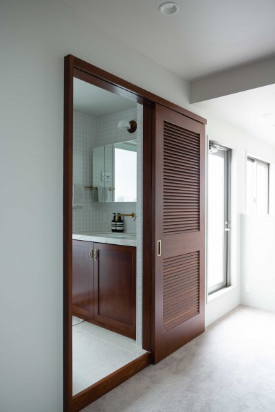 洗面室はルーバードアで風の通り道をつくる。 (ヴィンテージ家具が似合うメゾネットの贅沢な空間)