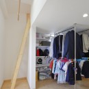 子どもも大人も回れる家　〜東京都青梅市〜の写真 洗濯干し場＆中２階へのはしご