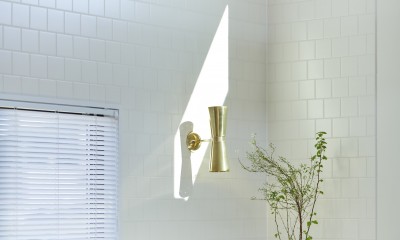 白い空間に奥行きと表情を生むウォールランプ｜白のリフレクション効果で西海岸的な光が満ちる家。