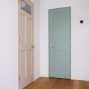 『Teal Blue』ー既存の鉄骨階段を活かしたLDKの写真 玄関ホール（緑：トイレドア、ベージュ：洗面ドア）