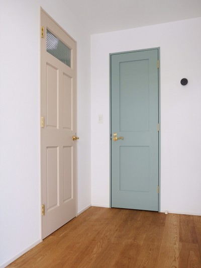 玄関ホール（緑：トイレドア、ベージュ：洗面ドア） (『Teal Blue』ー既存の鉄骨階段を活かしたLDK)