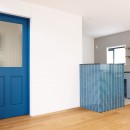 『Teal Blue』ー既存の鉄骨階段を活かしたLDKの写真 リビングドア・キッチン