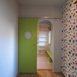 楽しさいっぱいの子供部屋改修 (「秘密の部屋」から「たまり場」を見る)