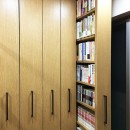 書斎と家族図書館　〜築10年戸建の部分リノベーション〜の写真 引き出し本棚