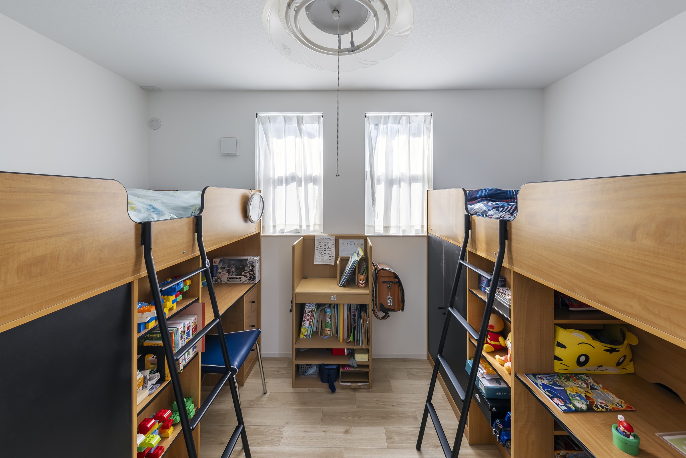 子供部屋事例：子供部屋（「没頭できる家」– 半地下の音楽室とキャンプ場がある家 –）