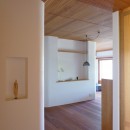 神奈川の家〜マンションリノベーション〜／緑豊かなビンテージマンションと調和する暮らしの写真 玄関からの眺め
