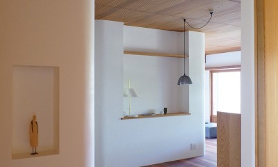 神奈川の家〜マンションリノベーション〜／緑豊かなビンテージマンションと調和する暮らし (玄関からの眺め)