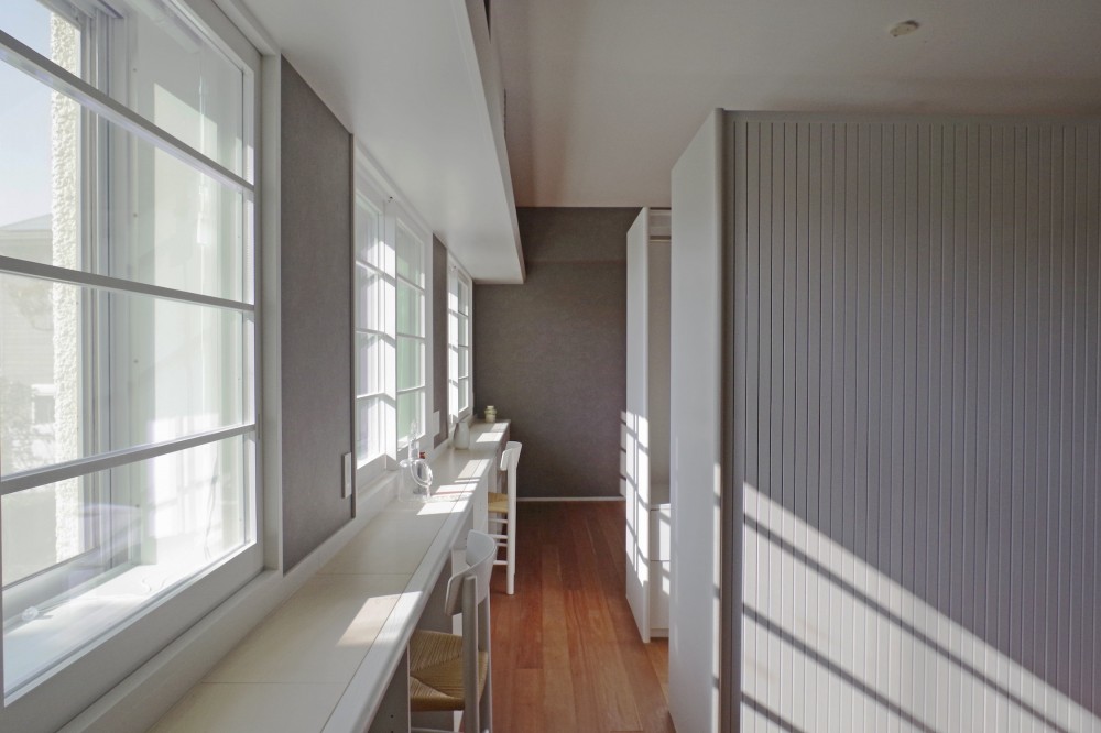 神奈川の家〜マンションリノベーション〜／緑豊かなビンテージマンションと調和する暮らし (個室の窓辺)
