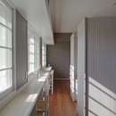 神奈川の家〜マンションリノベーション〜／緑豊かなビンテージマンションと調和する暮らしの写真 個室の窓辺