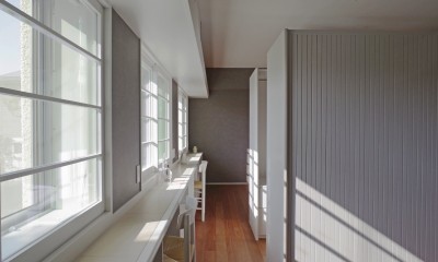 神奈川の家〜マンションリノベーション〜／緑豊かなビンテージマンションと調和する暮らし (個室の窓辺)
