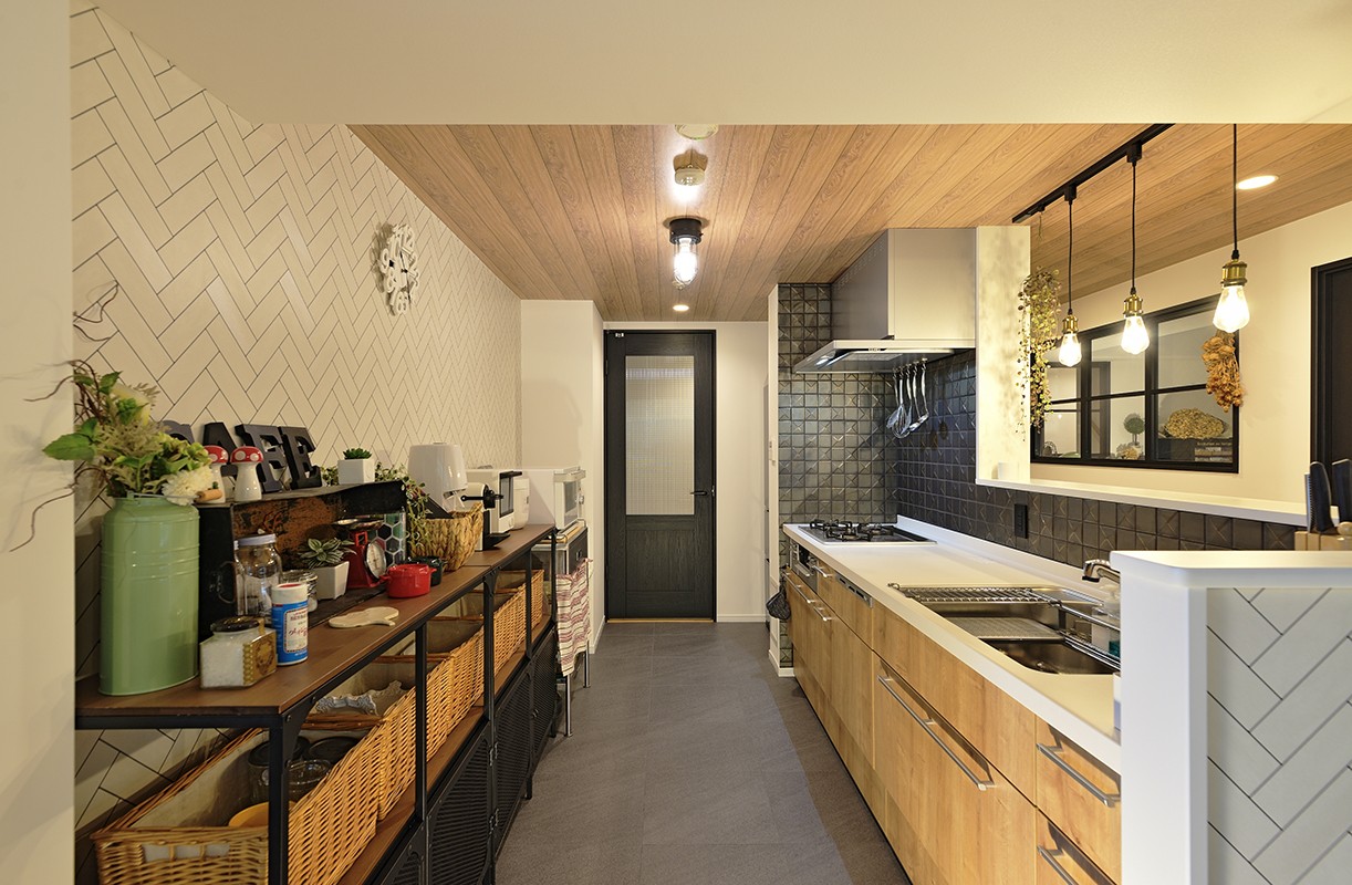 キッチン事例：廊下とリビングに向けて上部を開口。視界を広げ、空間を一体化。（デザイナーのホーム＆オフィス）