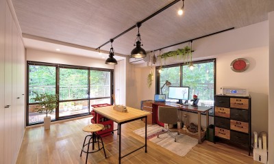 デザイナーのホーム＆オフィス (リビング同様2方向の窓は緑であふれ、仕事中の緊張感を和らげています)
