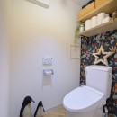デザイナーのホーム＆オフィスの写真 アクセントウォールが楽しいトイレには、好きなアイテムをディスプレイ