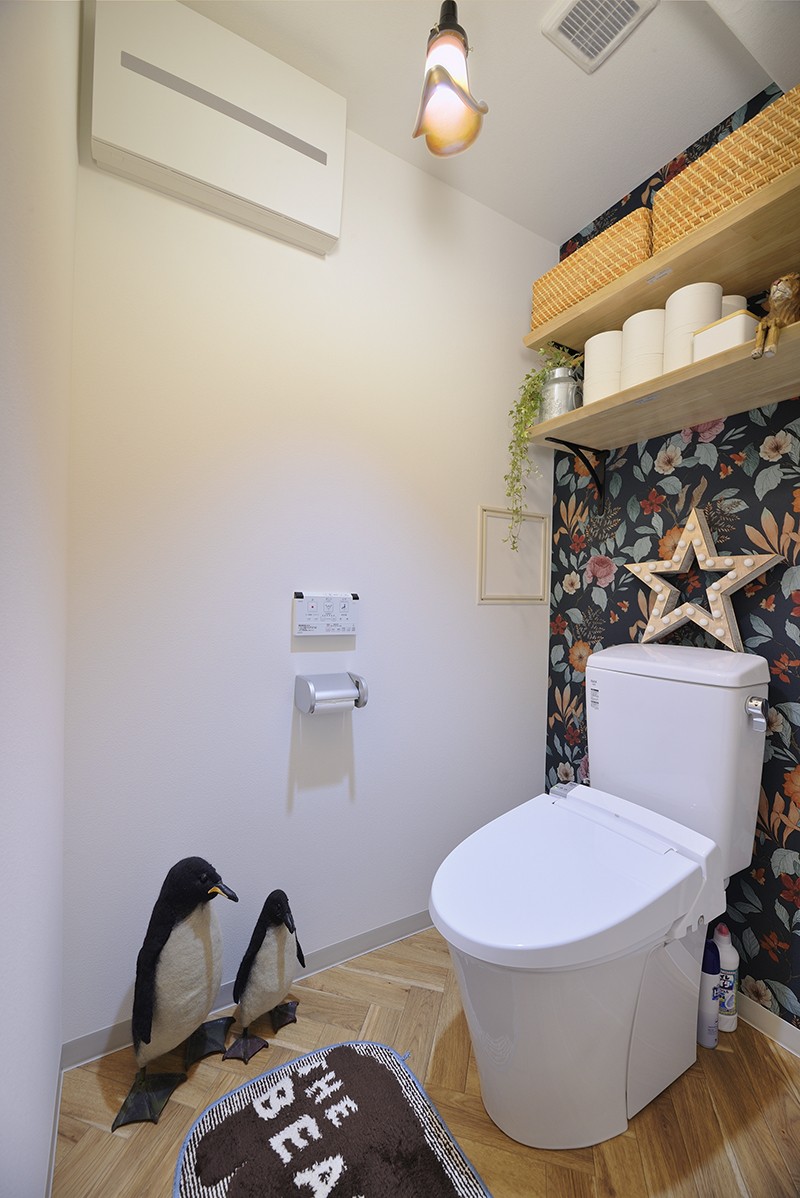 バス/トイレ事例：アクセントウォールが楽しいトイレには、好きなアイテムをディスプレイ（デザイナーのホーム＆オフィス）