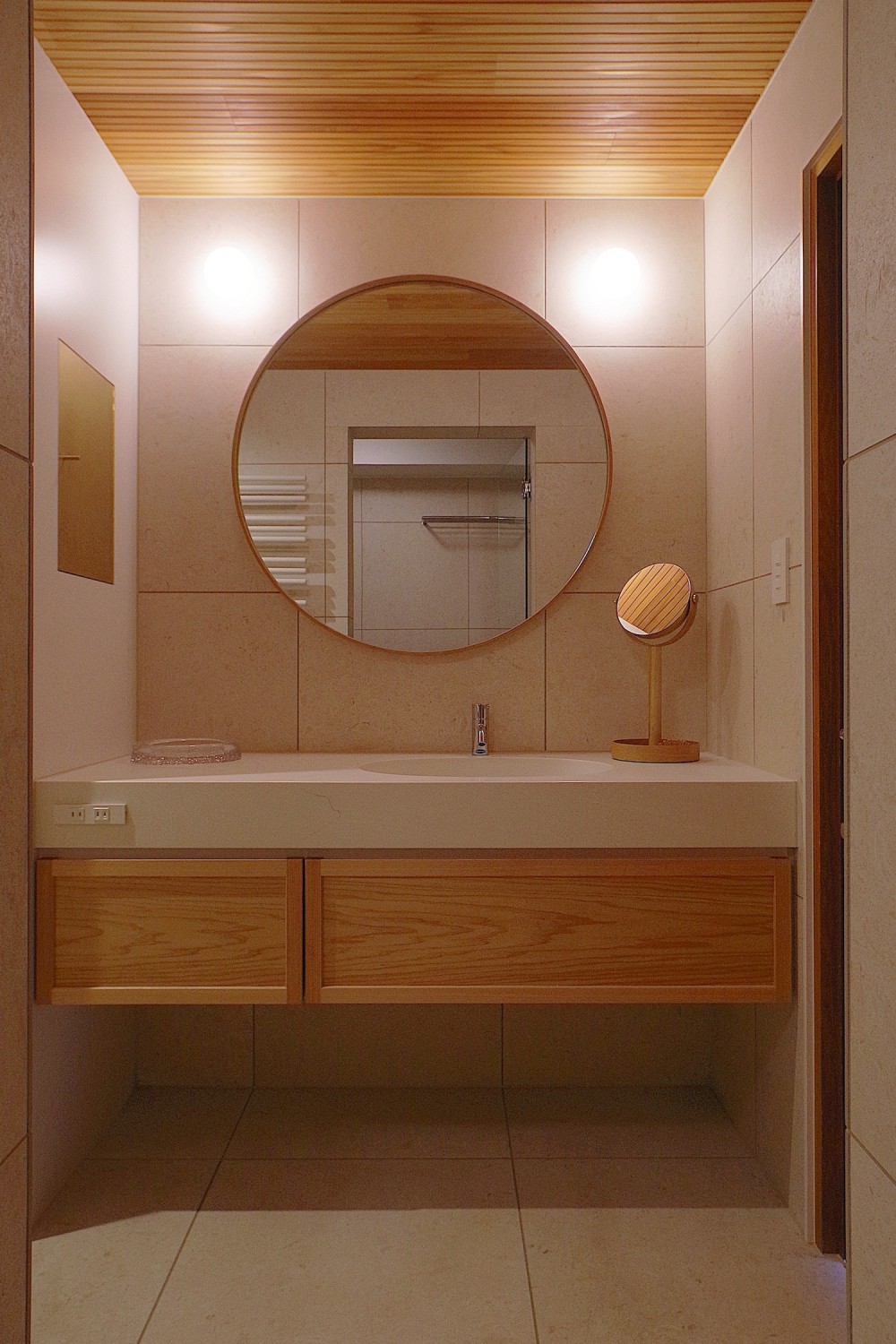 神奈川の家〜マンションリノベーション〜／緑豊かなビンテージマンションと調和する暮らし (洗面室)
