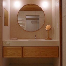 神奈川の家〜マンションリノベーション〜／緑豊かなビンテージマンションと調和する暮らし (洗面室)