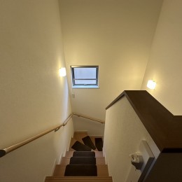 階段窓before (カバー工法で網戸問題も解決！！)