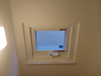 窓アップ写真after (カバー工法で網戸問題も解決！！)