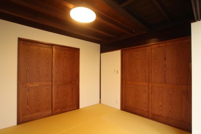 和室です (【豊岡市】築１００年の古民家再生！朱塗りの柱、梁が渋いです～～)