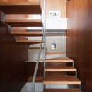 鶴見の家_街を見渡すライブラリーのある二世帯住宅の写真 階段