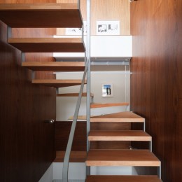 鶴見の家_街を見渡すライブラリーのある二世帯住宅 (階段)