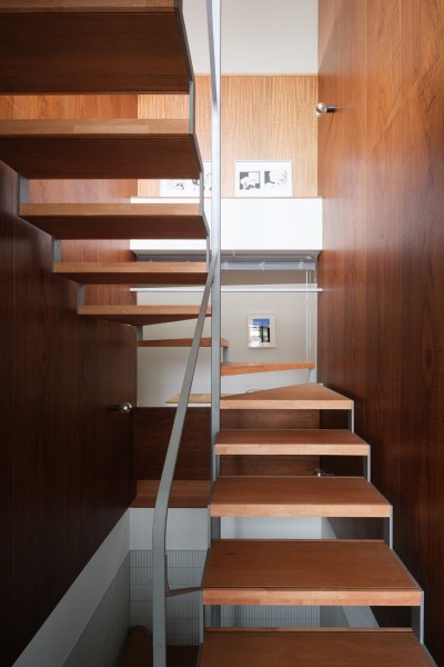 階段 (鶴見の家_街を見渡すライブラリーのある二世帯住宅)