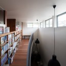 鶴見の家_街を見渡すライブラリーのある二世帯住宅の写真 ライブラリー