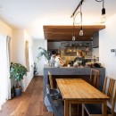 木とモールテックスのキッチンでおうちカフェを楽しもうの写真 マントルピースのように中央が凹んだ腰壁のキッチンがフォーカルポイント