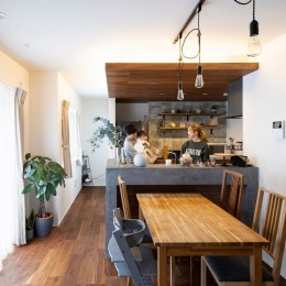 木とモールテックスのキッチンでおうちカフェを楽しもう (マントルピースのように中央が凹んだ腰壁のキッチンがフォーカルポイント)